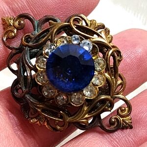 ANTIQUE 1910s–1930s FILIGREE BROOCH BLUE GLASS STONE & CRYSTALS ORNATE GOLD TONE